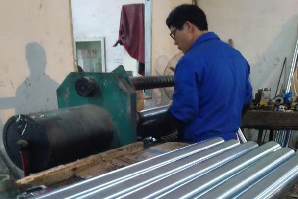 動(dòng)力滾筒應(yīng)用廣泛,在包裝機(jī)械行業(yè)它是主流的輸送機(jī)